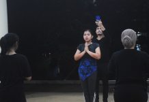 Anggota Komoenitas Makara Latihan Yoga Di Selasar Makara Art Center