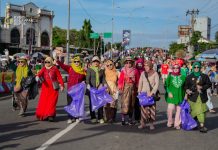 Radio Relawan Depok Sambut Hari Ibu dengan Aksi Pungut Sampah Berkebaya di CFD Margonda